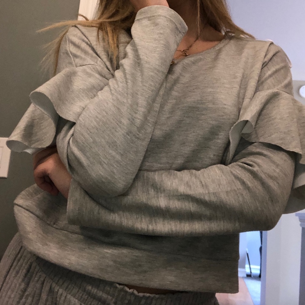 NWOT Romeo & Juliet Couture ruffle sleeve sweater